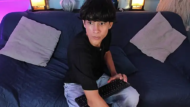 Snapshot of Cheys_Mast chatting on March 2026 06:33:01 PM Cheys Mast online show from March 2026 06:33:01 PM