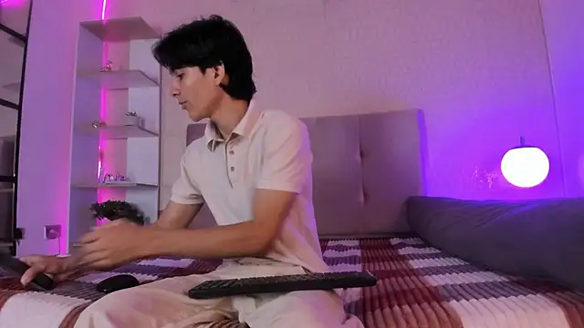 Snapshot of Cheys_Mast chatting on April 2026 03:20:02 PM Cheys Mast online show from April 2026 03:20:02 PM