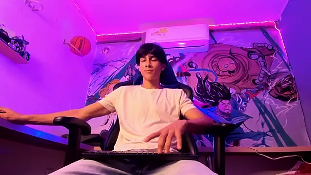 Snapshot of Cheys_Mast chatting on April 2026 07:33:02 PM Cheys Mast online show from April 2026 07:33:02 PM