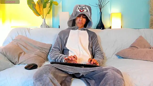 Snapshot of Cheys_Mast chatting on April 2026 07:31:02 PM Cheys Mast online show from April 2026 07:31:02 PM