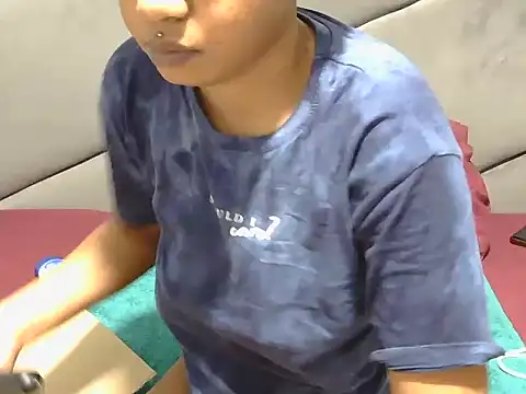 Snapshot of Melitaxx chatting on April 2026 04:17:01 AM Melitaxx online show from April 2026 04:17:01 AM