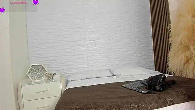 Snapshot of AlondraSoomer chatting on April 2026 05:04:02 AM AlondraSoomer online show from April 2026 05:04:02 AM