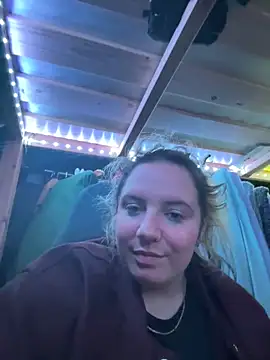 curvyneon online show from April 2026 05:47:01 PM