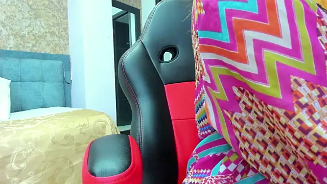 Snapshot of IsaSkinny chatting on April 2026 07:18:01 PM IsaSkinny online show from April 2026 07:18:01 PM