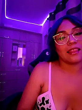 Snapshot of PiscisGirl chatting on April 2026 07:06:02 AM PiscisGirl online show from April 2026 07:06:02 AM
