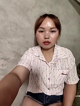 Snapshot of Mina_xYx chatting on April 2026 02:47:02 PM Mina xYx online show from April 2026 02:47:02 PM