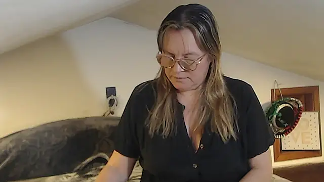 Snapshot of Malu_617 chatting on April 2026 10:08:02 PM Malu 617 online show from April 2026 10:08:02 PM