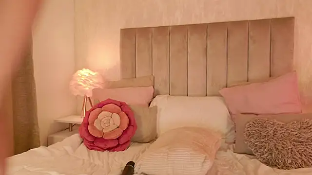 Liora Sol online show from April 2026 11:04:01 PM