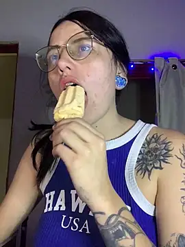 Snapshot of Tatii1 chatting on April 2026 10:58:02 PM Tatii1 online show from April 2026 10:58:02 PM