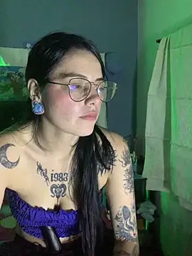 Snapshot of Tatii1 chatting on April 2026 11:27:02 PM Tatii1 online show from April 2026 11:27:02 PM