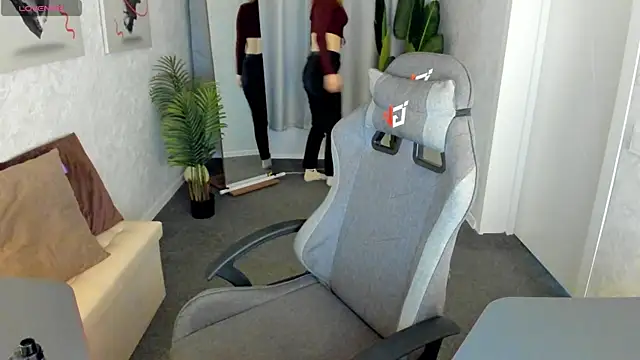 Snapshot of Lori_Bllossom chatting on April 2026 01:06:01 AM Lori Bllossom online show from April 2026 01:06:01 AM