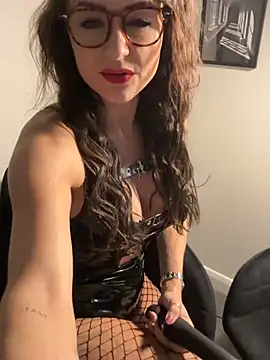 Snapshot of skarletthorne chatting on April 2026 11:02:01 PM skarletthorne online show from April 2026 11:02:01 PM