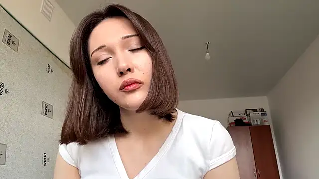 Snapshot of kiravings chatting on March 2026 08:18:01 AM kiravings online show from March 2026 08:18:01 AM