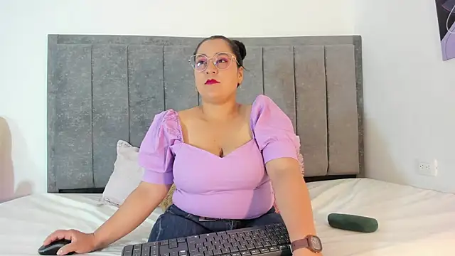 Snapshot of Reina_Mia1 chatting on April 2026 12:46:02 PM Reina Mia1 online show from April 2026 12:46:02 PM