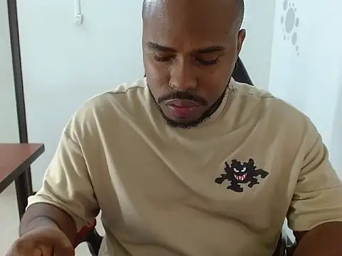 Snapshot of Alessandro_Hamed chatting on April 2026 01:52:02 PM Alessandro Hamed online show from April 2026 01:52:02 PM