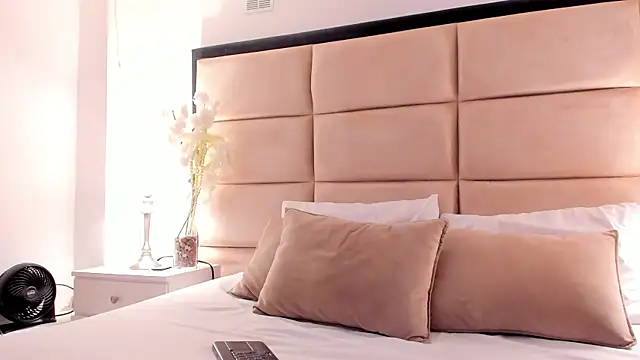 Snapshot of AlexaGiraud chatting on April 2026 12:20:01 PM AlexaGiraud online show from April 2026 12:20:01 PM