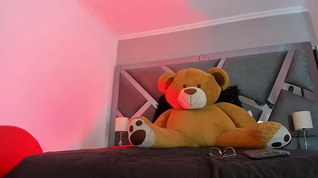 Snapshot of AuroraWishes chatting on April 2026 07:22:01 PM AuroraWishes online show from April 2026 07:22:01 PM