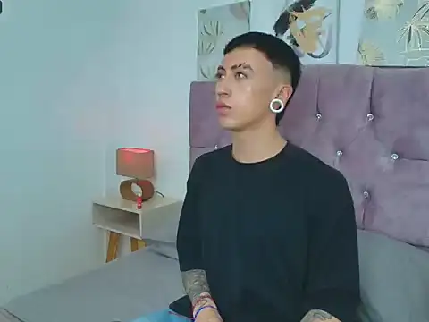 Snapshot of Yoshua_Smith chatting on April 2026 08:10:02 PM Yoshua Smith online show from April 2026 08:10:02 PM