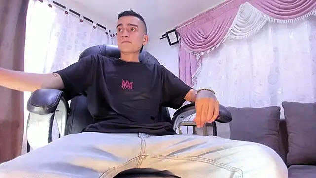 Snapshot of Ethann_Boy chatting on April 2026 07:15:01 PM Ethann Boy online show from April 2026 07:15:01 PM