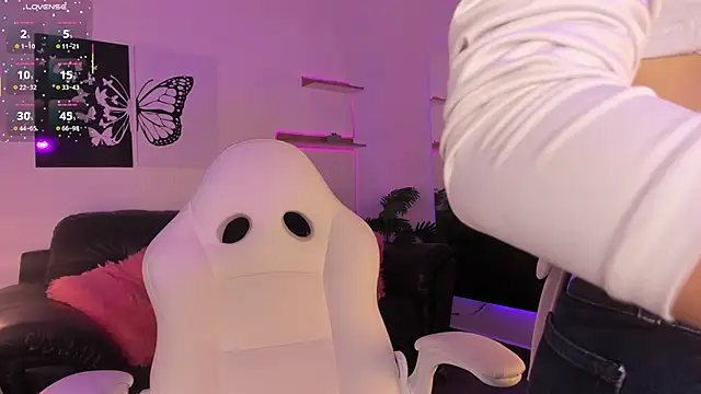 Mia Luna online show from April 2026 07:33:02 PM