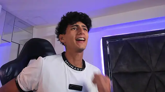 Snapshot of MaxiimoRomano_ chatting on March 2026 12:32:01 PM MaxiimoRomano online show from March 2026 12:32:01 PM