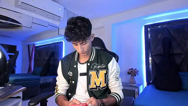 Snapshot of MaxiimoRomano_ chatting on March 2026 01:00:02 PM MaxiimoRomano online show from March 2026 01:00:02 PM