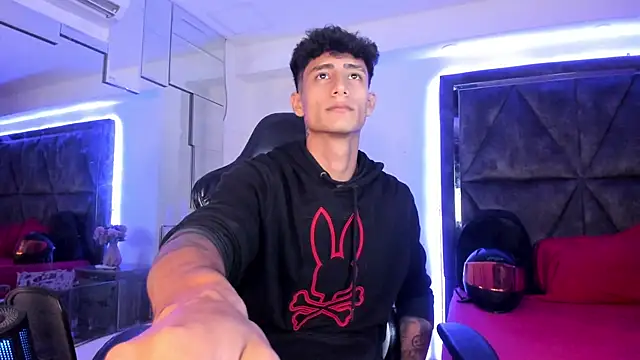 Snapshot of MaxiimoRomano_ chatting on April 2026 12:39:01 PM MaxiimoRomano online show from April 2026 12:39:01 PM