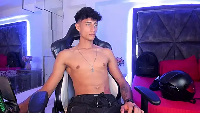 Snapshot of MaxiimoRomano_ chatting on April 2026 01:41:01 PM MaxiimoRomano online show from April 2026 01:41:01 PM