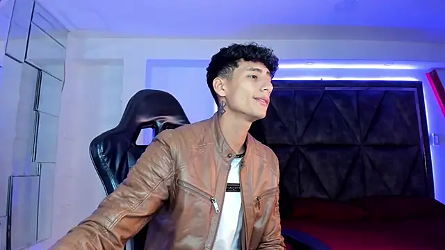 Snapshot of MaxiimoRomano_ chatting on April 2026 01:05:02 PM MaxiimoRomano online show from April 2026 01:05:02 PM