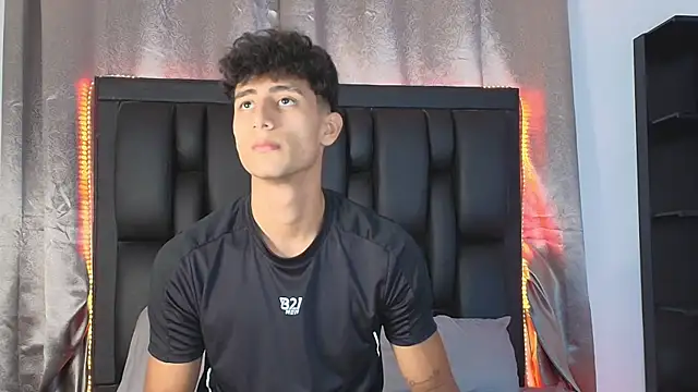 Snapshot of MaxiimoRomano_ chatting on June 2026 04:42:01 PM MaxiimoRomano online show from June 2026 04:42:01 PM