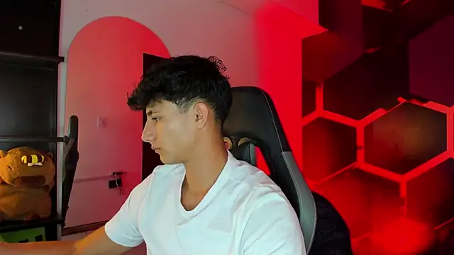 MaxiimoRomano  online show from June 2026 07:13:01 PM