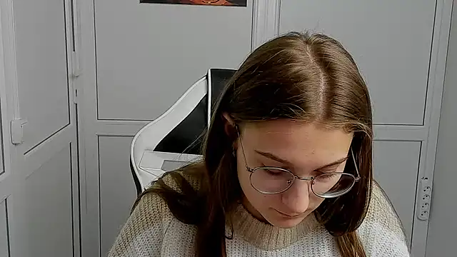 Mia kristal online show from April 2026 07:05:01 AM