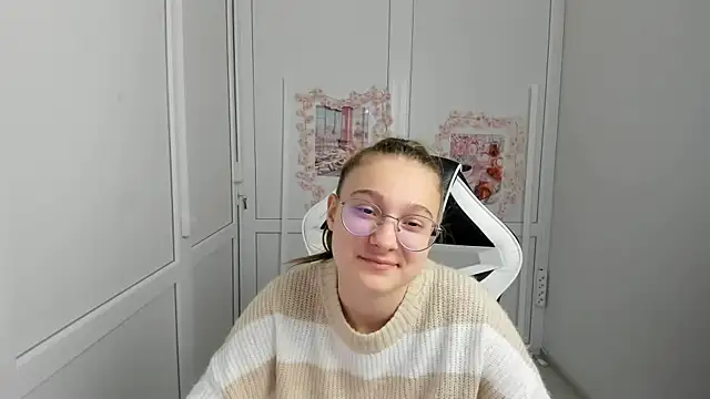 Snapshot of Mia_kristal chatting on June 2026 07:43:01 AM Mia kristal online show from June 2026 07:43:01 AM