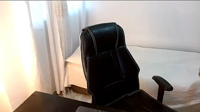 Maia-Sky online show from April 2026 10:32:01 PM