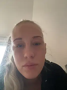 Snapshot of LeniMaria chatting on March 2026 05:05:01 PM LeniMaria online show from March 2026 05:05:01 PM