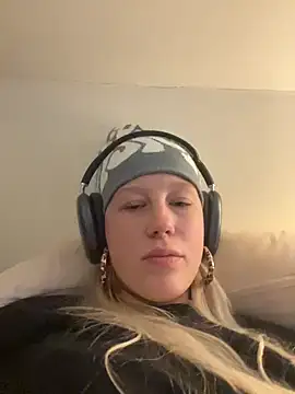 Snapshot of LeniMaria chatting on March 2026 05:03:01 PM LeniMaria online show from March 2026 05:03:01 PM