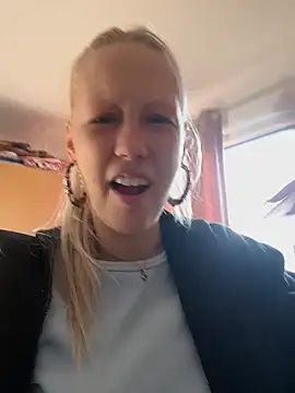 Snapshot of LeniMaria chatting on April 2026 04:05:02 PM LeniMaria online show from April 2026 04:05:02 PM