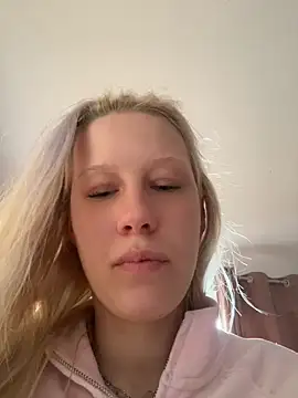 Snapshot of LeniMaria chatting on April 2026 05:24:02 PM LeniMaria online show from April 2026 05:24:02 PM