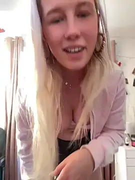 Snapshot of LeniMaria chatting on April 2026 05:07:01 PM LeniMaria online show from April 2026 05:07:01 PM