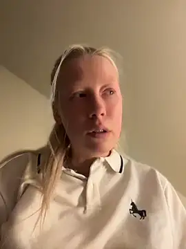 Snapshot of LeniMaria chatting on April 2026 06:26:01 PM LeniMaria online show from April 2026 06:26:01 PM