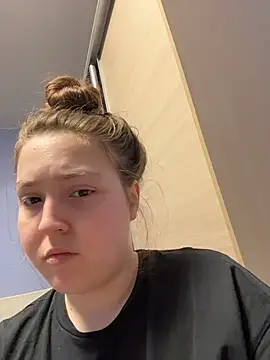 Snapshot of charmingggirl chatting on April 2026 02:57:01 PM charmingggirl online show from April 2026 02:57:01 PM