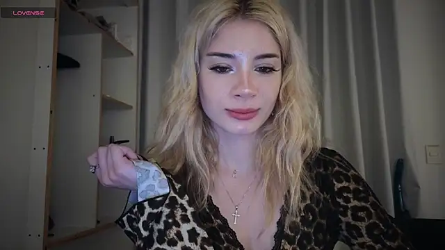 Snapshot of st_uirt chatting on April 2026 02:50:01 AM st uirt online show from April 2026 02:50:01 AM