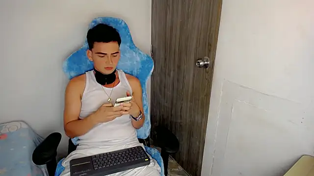 Snapshot of Mathias_twinkk chatting on April 2026 04:57:02 AM Mathias twinkk online show from April 2026 04:57:02 AM