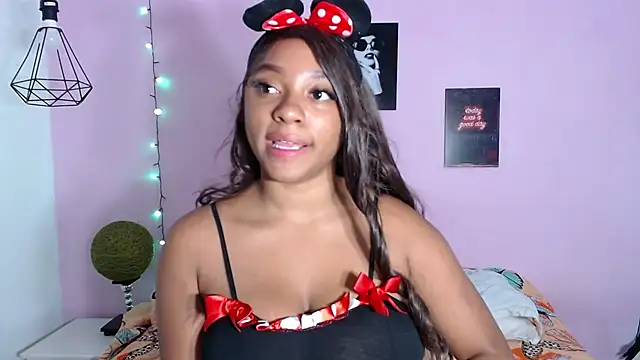 Snapshot of aisha_laurent chatting on April 2026 02:17:02 PM aisha laurent online show from April 2026 02:17:02 PM