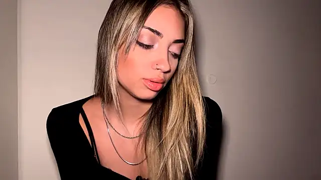 Snapshot of MarlysZlotnick chatting on April 2026 09:52:01 PM MarlysZlotnick online show from April 2026 09:52:01 PM