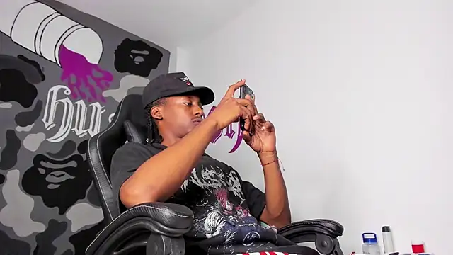 Snapshot of Bryxxxon chatting on April 2026 10:58:01 PM Bryxxxon online show from April 2026 10:58:01 PM