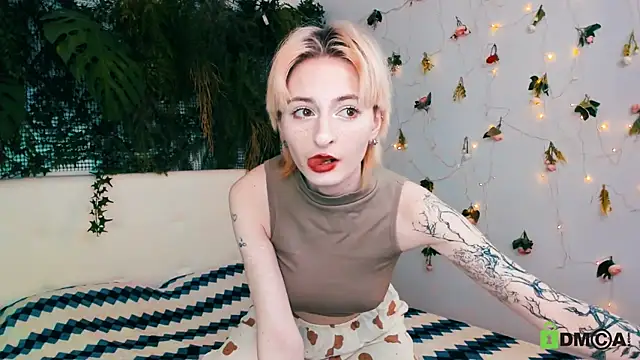 Snapshot of Kira__Cutie chatting on April 2026 08:48:01 PM Kira Cutie online show from April 2026 08:48:01 PM