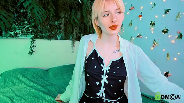 Snapshot of Kira__Cutie chatting on May 2026 09:10:02 PM Kira Cutie online show from May 2026 09:10:02 PM