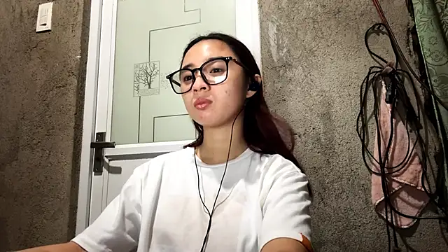 Snapshot of LenoraLacassagne chatting on April 2026 03:01:02 PM LenoraLacassagne online show from April 2026 03:01:02 PM