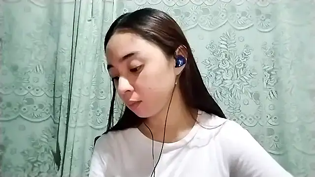 Snapshot of LenoraLacassagne chatting on April 2026 03:28:02 PM LenoraLacassagne online show from April 2026 03:28:02 PM